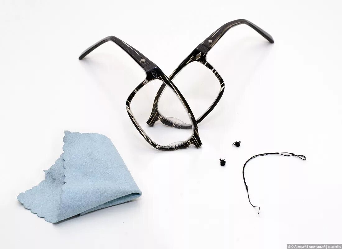 Разбили очко. Сломанные очки. Сломанная оправа очков. Сломанные солнцезащитные очки. Треснутые очки.
