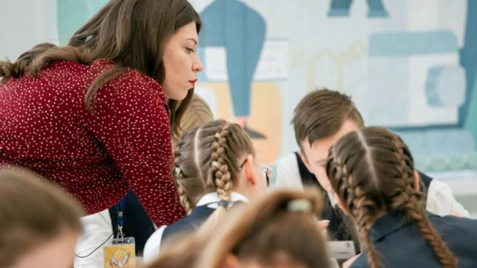 Введение советников по воспитанию в школах. Старшеклассники в россии. советник по воспитанию в школе. школьники россии. учитель и ученик.