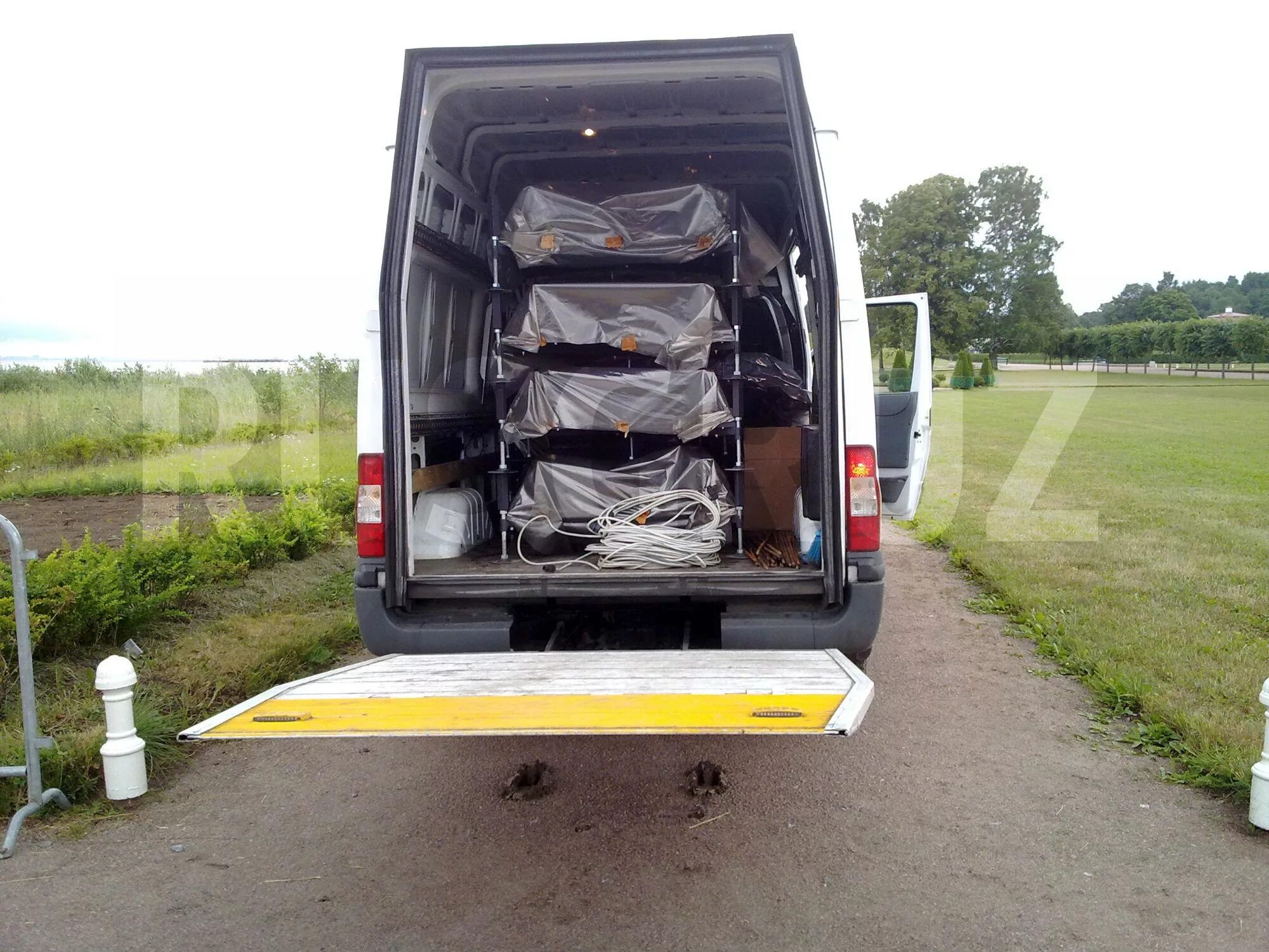 Как называется машина которая возит трупы. Катафалк сша. Газель 2705 труповозка. Автомобиль для перевозки трупов. Автомобиль для перевозки трупов.