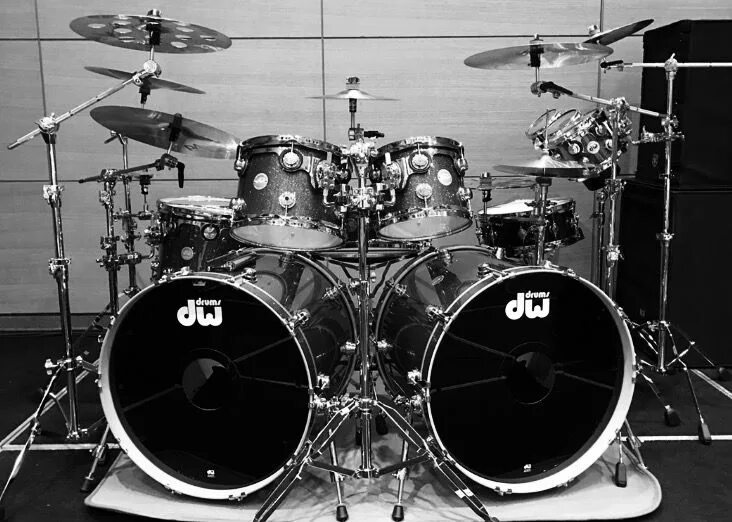 Metal drum kit. Барабанная установка на черном фоне. Барабаны тяжелый металл. Black metal drums. Ударная установка tama.