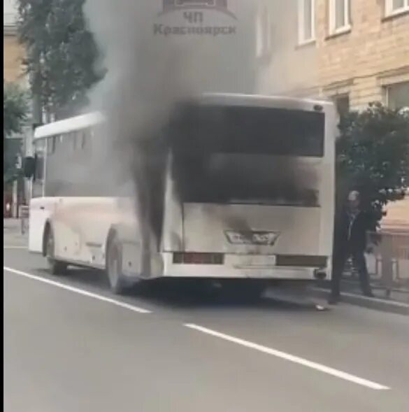 Где едет 27 автобус красноярск. Автобус дымит. автобус задымился. чадящий автобус. дымящийся автобус красноярск.
