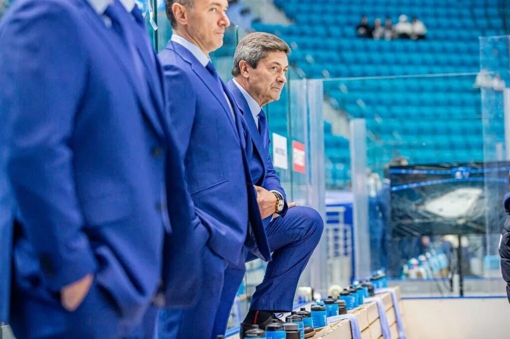 Кто будет главным тренером сибири. Мартемьянов тренер. Тренер по хоккею.