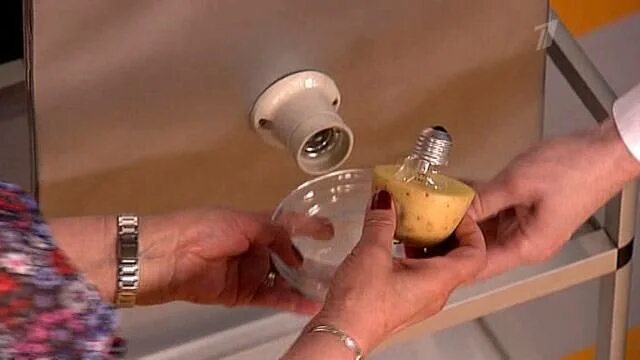 Специальный инструмент для выкручивания цоколя лампочек. Как открутить цоколь от лампочки. Выкручивание лампочки. Патрон выкручивается лампа. Приспособление для откручивания лампочек.