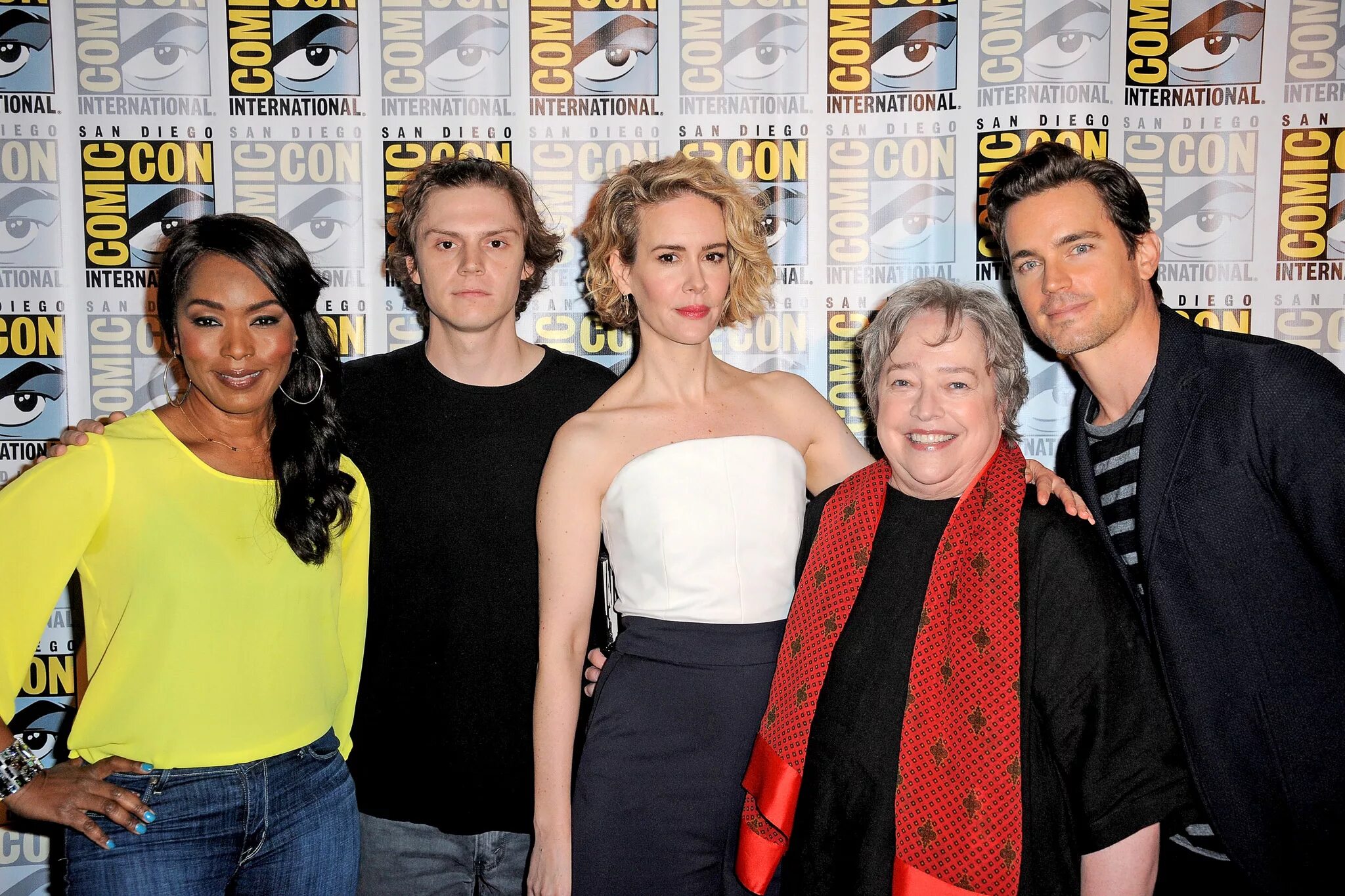 Аиу актеры. Герои аиу 1 сезон. American horror story психбольница. Состав аиу. Каст аиу 8.