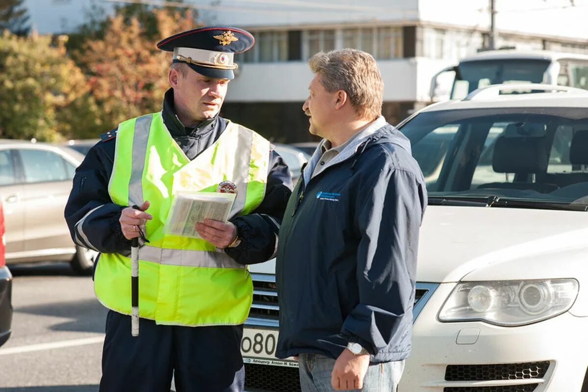 Инспектора гибдд выписал штраф. Гаишник штрафует. Гаишник и водитель. Инспектор ДПС. ДПС штраф.