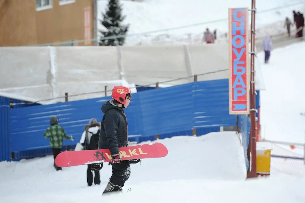 Горнолыжный курорт кант. Кант инструкторы. Инструктор сноуборд сорочаны. Карвинговый поворот на лыжах. Горнолыжный инструктор.