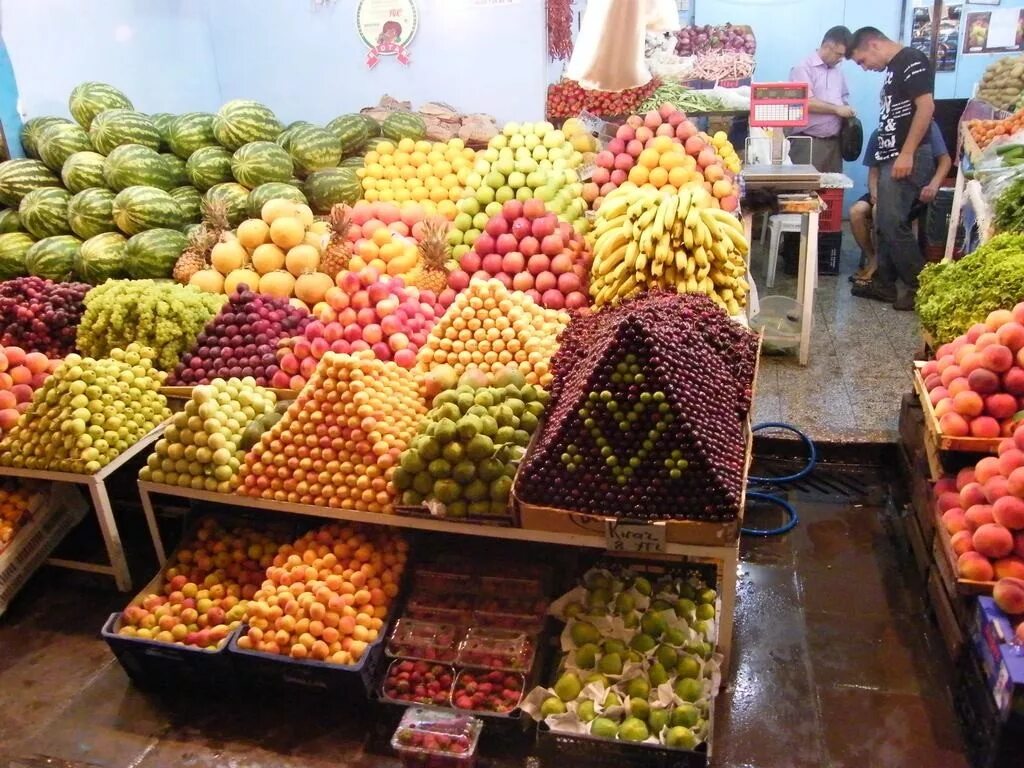 Где купить фрукты овощи. Выкладка овощей и фруктов на рынке. Красивая выкладка фруктов. Фрукты на рынке. Витрина овощи и фрукты на рынке.