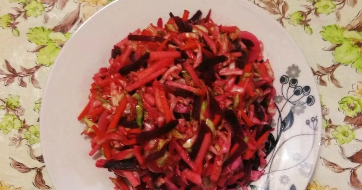 салат со свеклой. салат из капусты и свеклы. вкусный салат со свеклой. салат витаминный растение. салат из свеклы.