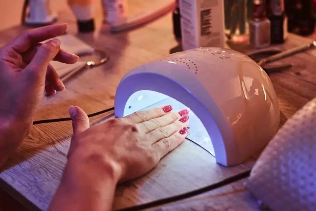 Почему печет рука. Лампа для ногтей. Лампа для гель лака. Ручная ультрафиолетовая лампа для маникюра. Лампа для сушки ногтей.