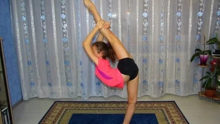 Колечко гимнастика. Гимнастическое упражнение затяжка. Захват гимнастика. Как научиться делать кольцо. Затяжка акробатика.