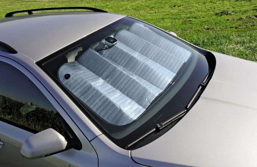 Как называется штука в машине. Шторка солнцезащитная AVS 107f. Защитный экран для авто. Шторка от солнца для автомобиля на лобовое стекло. Защитный экран на стекло автомобиля от солнца.