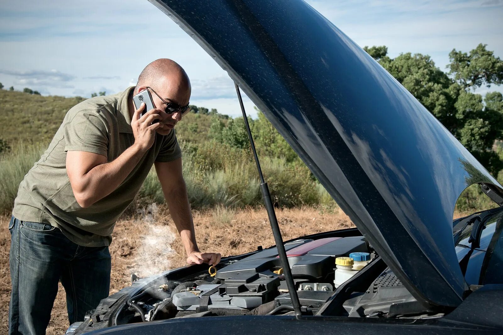 Машина с поломанным двигателем. Машина со сломанным движком. Картинка car Breaks down. Bonnet car.