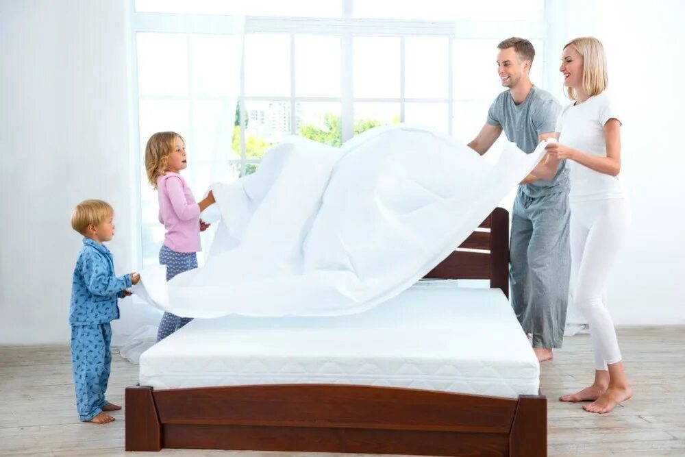 Чистые простыни фразеологизм. Заправленная кровать. Кровать для всей семьи. Семья в постели. Застеленная кровать.