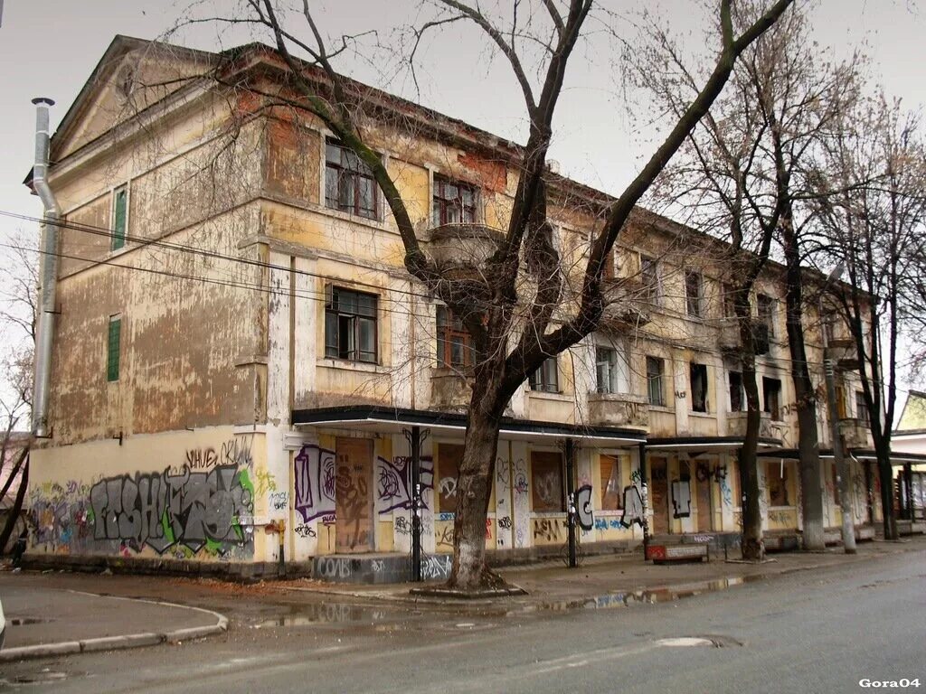 Сейчас главное не красивый дом. Пермь окраины города. Некрасивые места в России. Некрасивый город. Городской дом некрасивый.