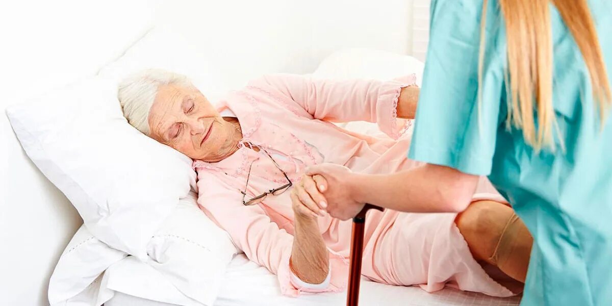 Лечение боли в ногах у пожилых. Медсестра и пациент с переломом. Лежачий пациент. Медсестра с пожилым человеком.