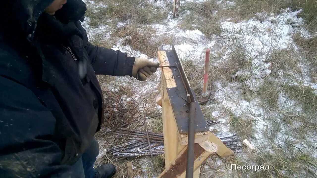 Приспособление для гнутья арматуры. Гнуть арматуру. Приспособление для загибки арматуры для фундамента. Приспособа гнуть арматуру для фундамента. Как гнуть арматуру