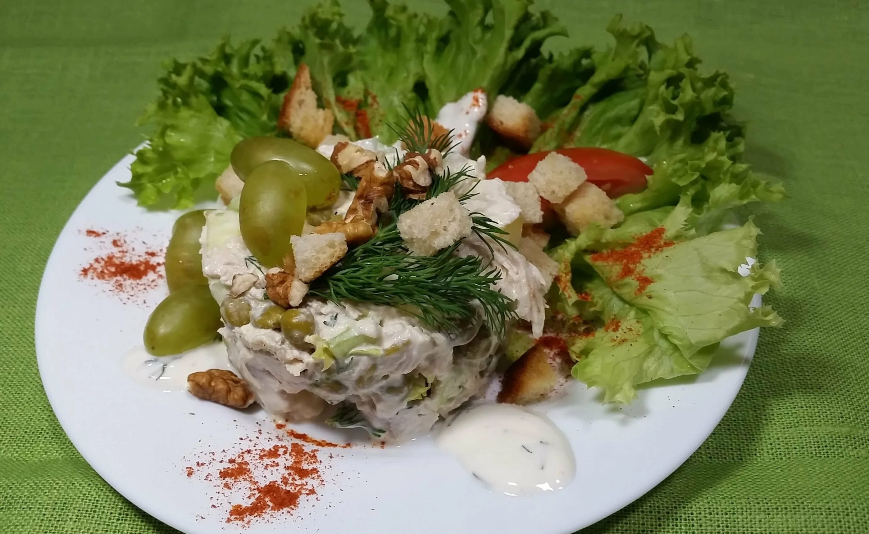 Салат курица сельдерей грибы. Куриный салат с виноградом. салат из копченой курицы с виноградом. салат из куриного филе с виноградом. салат с грудкой и виноградом.