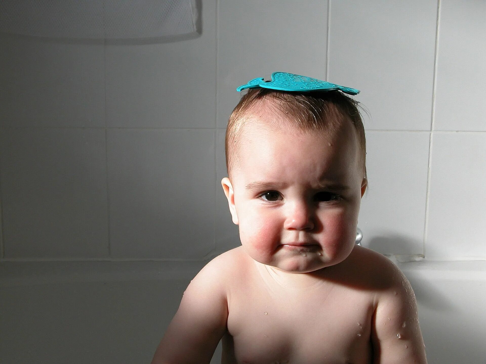Child bath. Ребенок плачет. Можно ли купать малыша. Кашлем. Bath для детей. Младенец плачет в бассейне.
