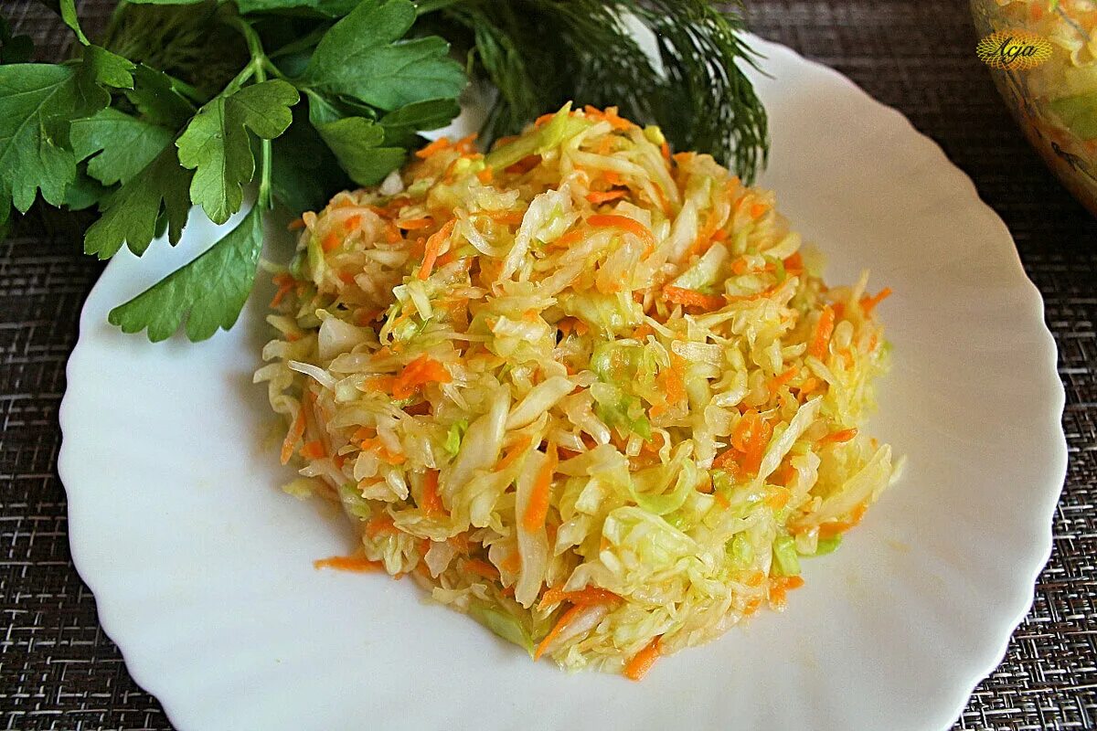 Какой приготовить из свежей капустой. Капуста и морковь. салат с капустой и морковью. салат из капусты с морковью. салат витаминный из капусты.