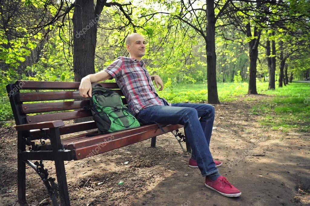 Мальчик сидящий на скамейке. Парень на лавочке в парке. фотосессия парня на лавочке. мужчина на лавочке. мужчина на скамейке.