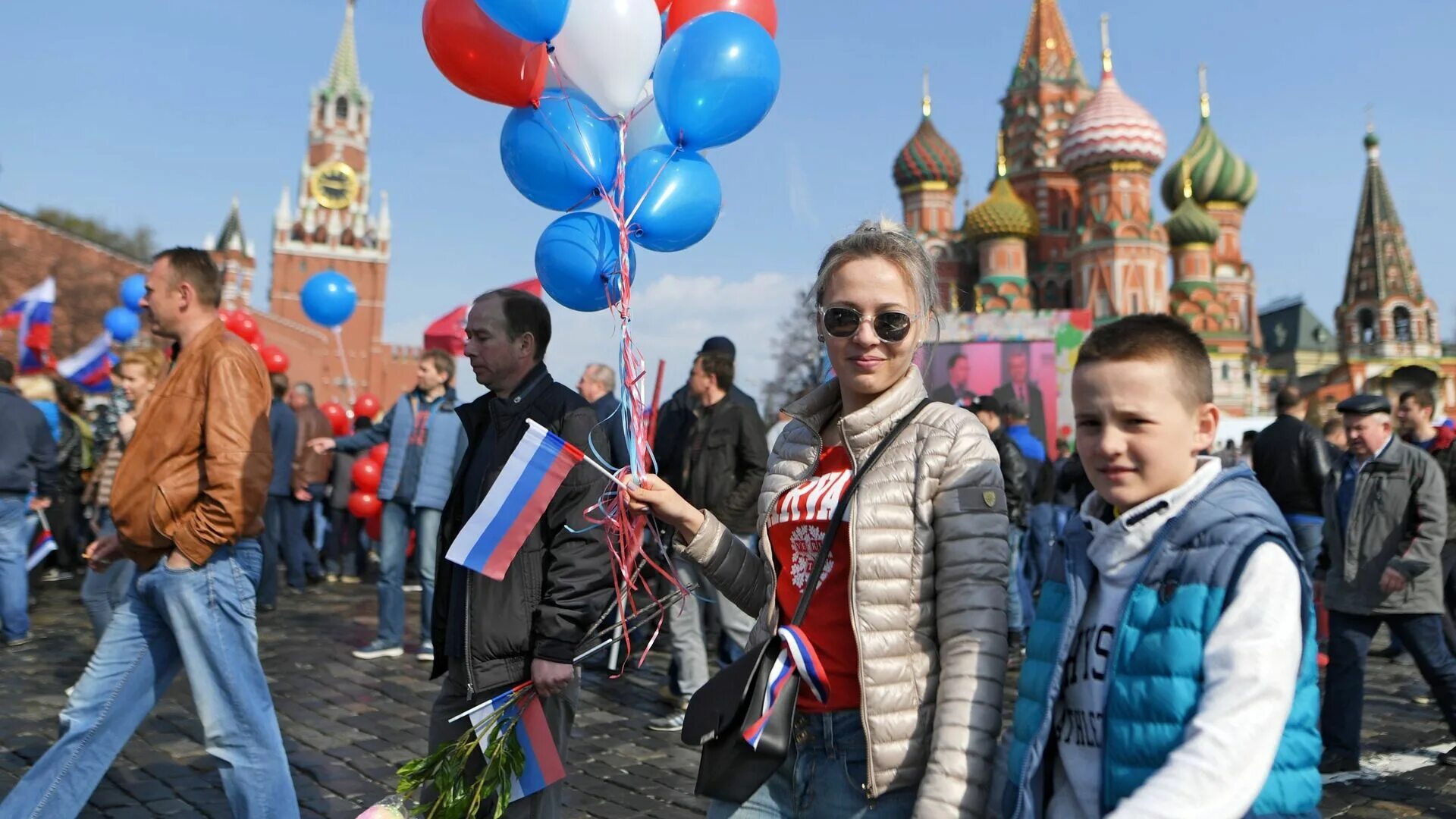 Центр россияне. Красная площадь праздник. 1 мая праздник. городской праздник. с праздником россияне.