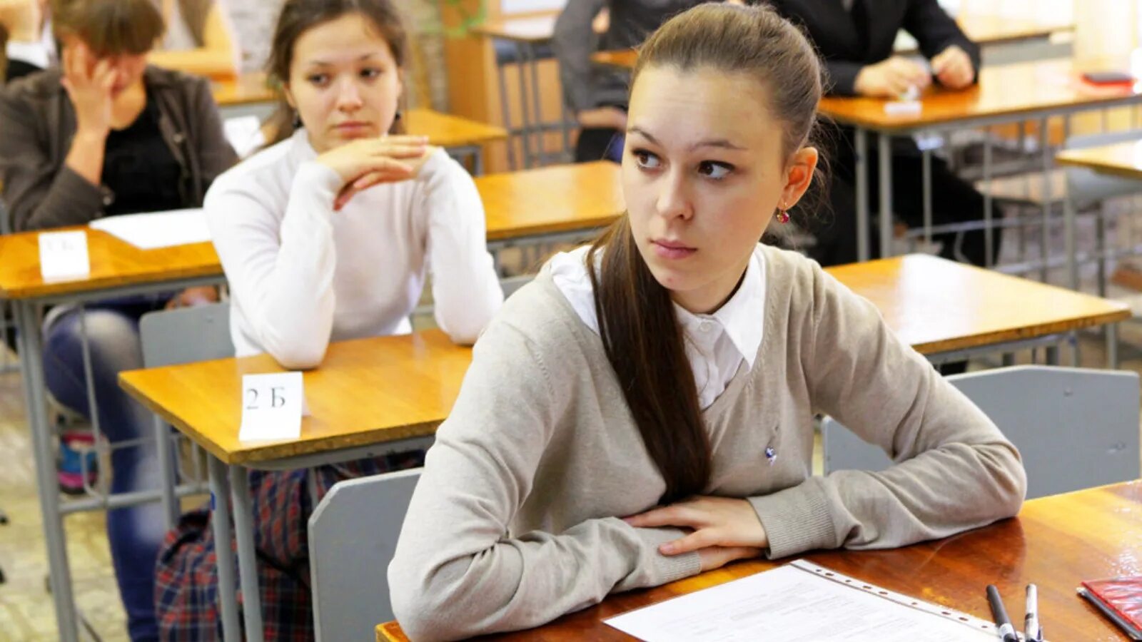 Ученицы старших классов. Школьники в классе. Ученицы старших классов. Старшеклассники за партой. Учитель и ученик.