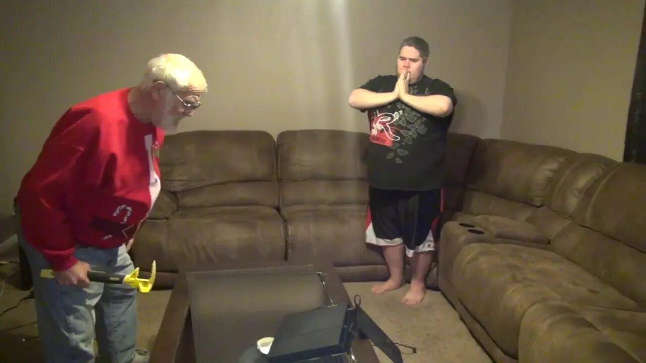 Angry grandpa разбил телевизор. Злой дед ТВ.
