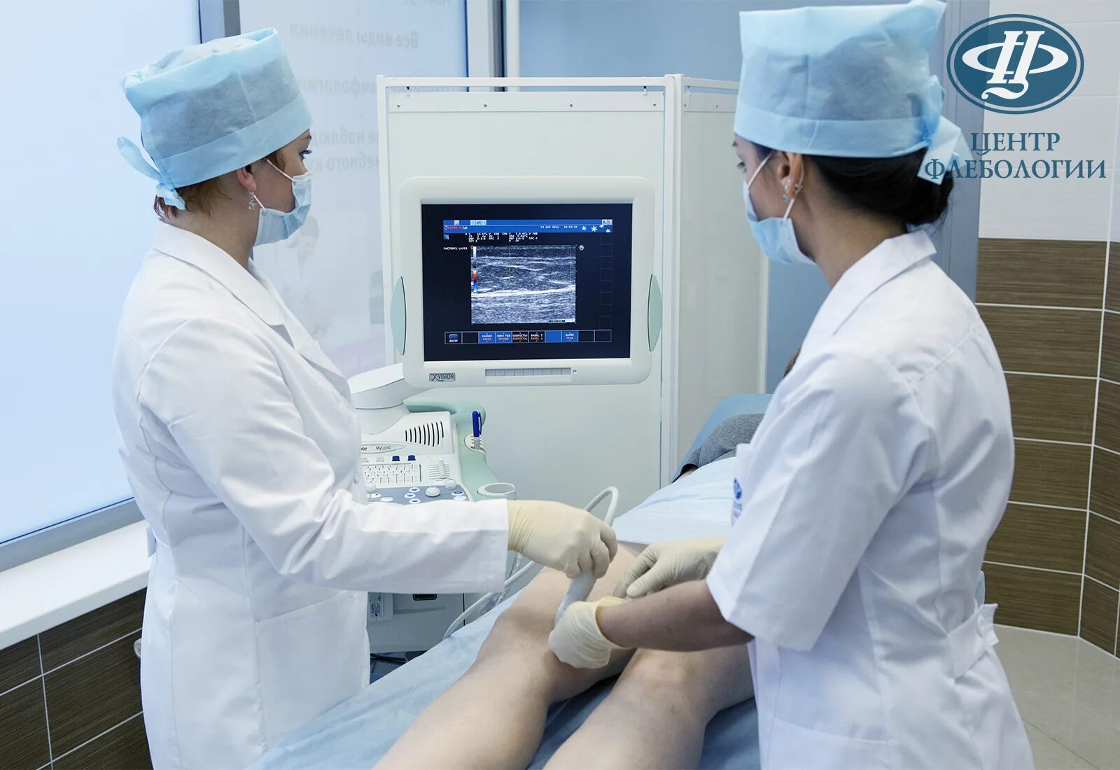 Флеболог врач узи. Медцентр флеболог. Флеболог врач узи. Ультразвуковая допплерография сосудов нижних конечностей. Как делают узи нижних конечностей у женщин.