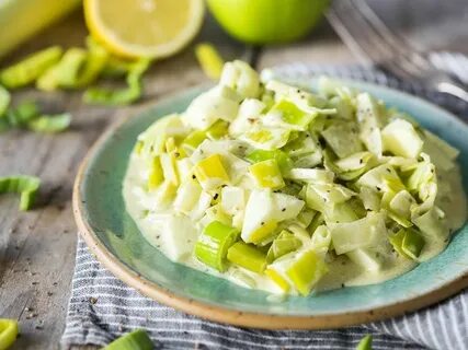 Специальный соус сыр огурцы салат и лук