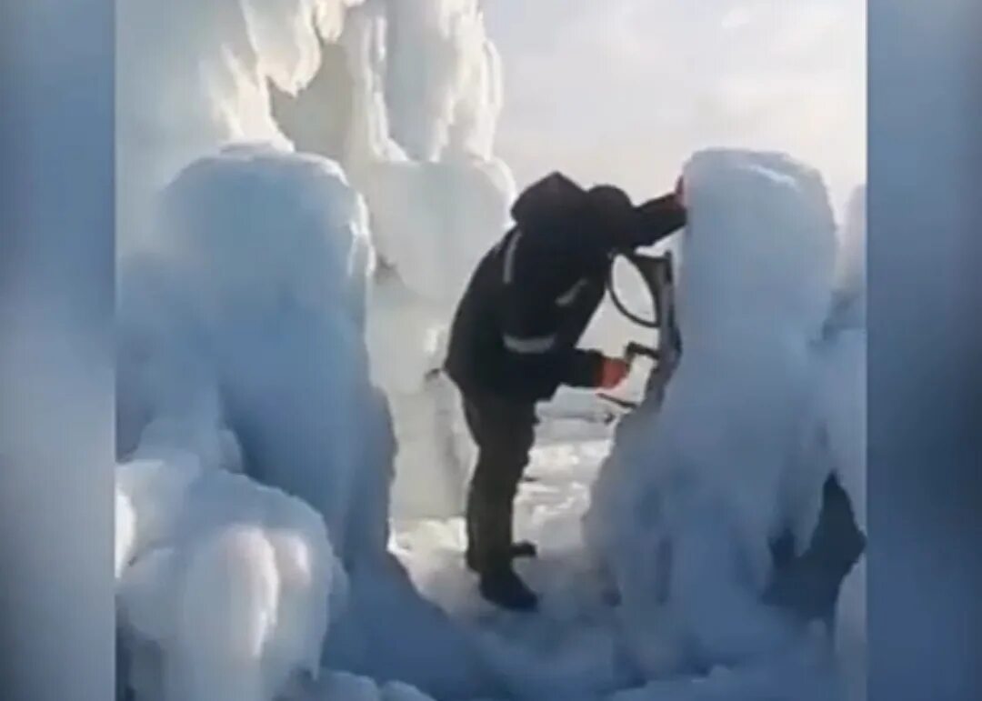 Ударил сильный мороз. Обледенелые волны на Дальнем востоке. Обледеневшее судно. Ледяной шторм в России.