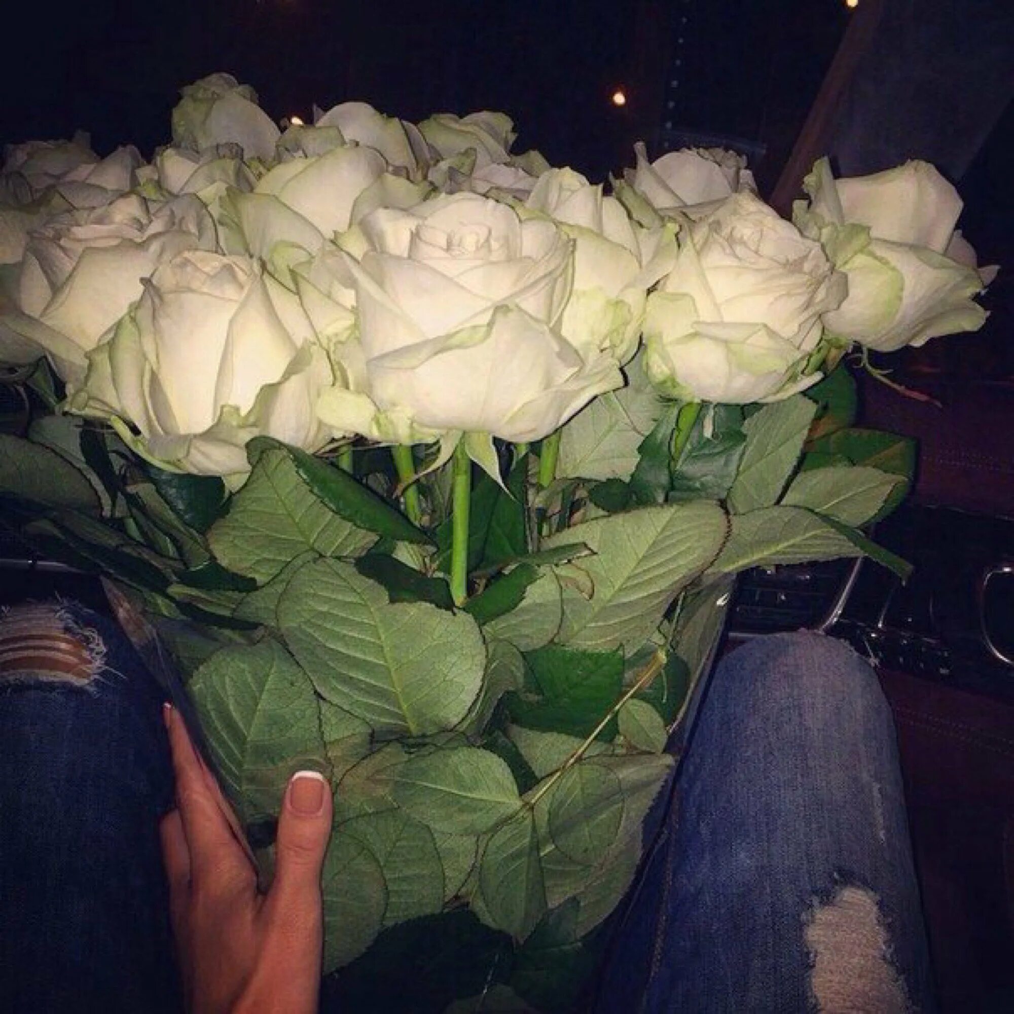 Эстетика девушек ночью. Брюнетка с цветами со спины в машине. Блондинки возле машины с цветами. Букет цветов на коленях у девушки. Девушка с цветами в машине.