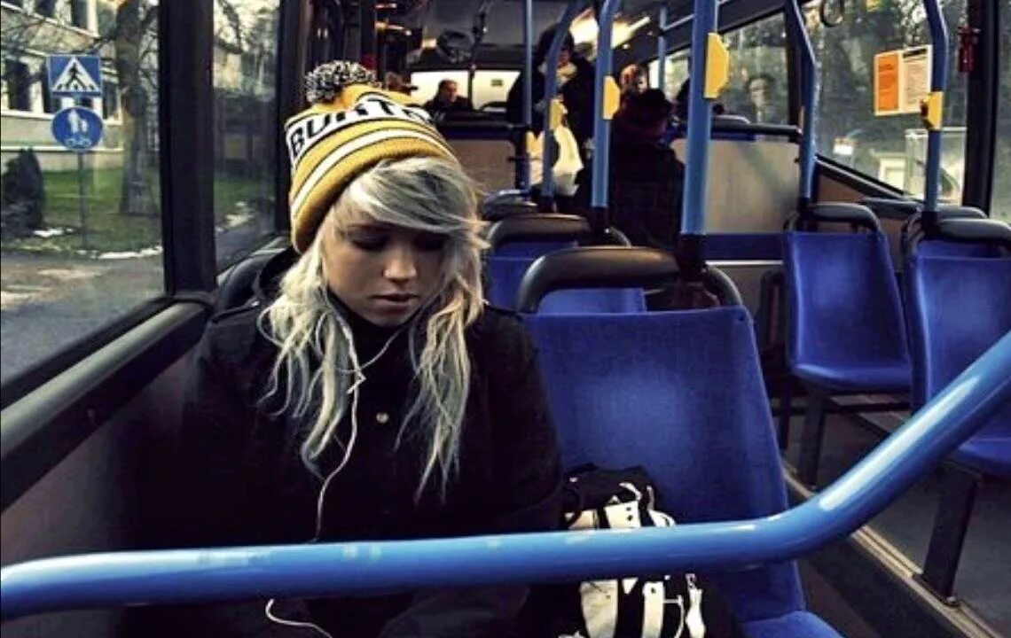 Красивые девушки в общественном транспорте. Девушка в трамвае. Девочка в автобусе. Девушка в маршрутке. Русские женщины в автобусе