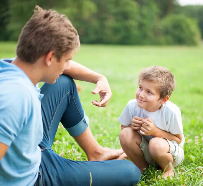 Отец. Отец и сын. Разговор отца с сыном. Отец беседует с детьми. Мальчик с родителями.