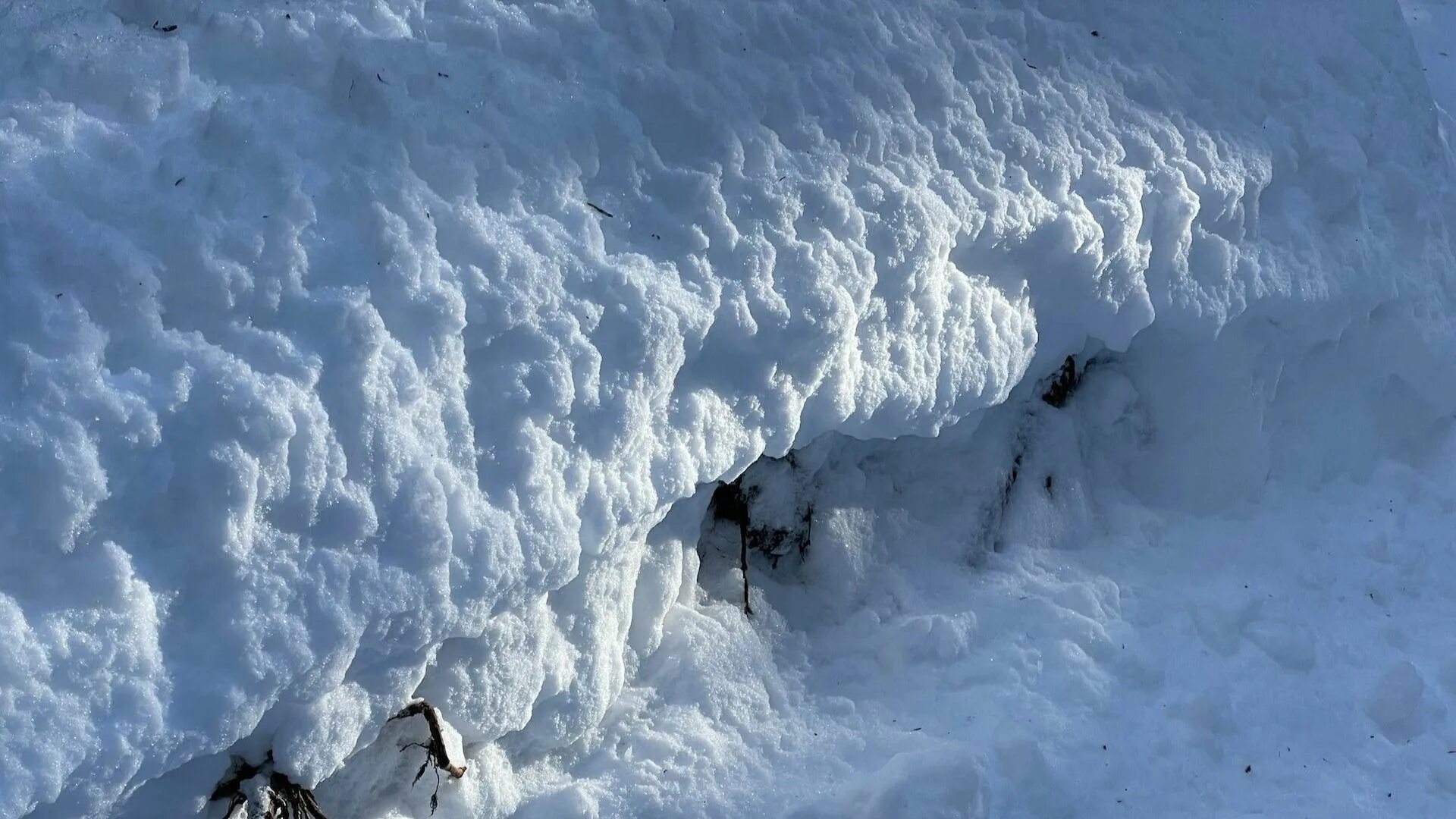 Озеро амут комсомольск на амуре зимние. Мчс в горах. Альпинист мчс россии. Лавина на амуре. Прыгающие лавины.