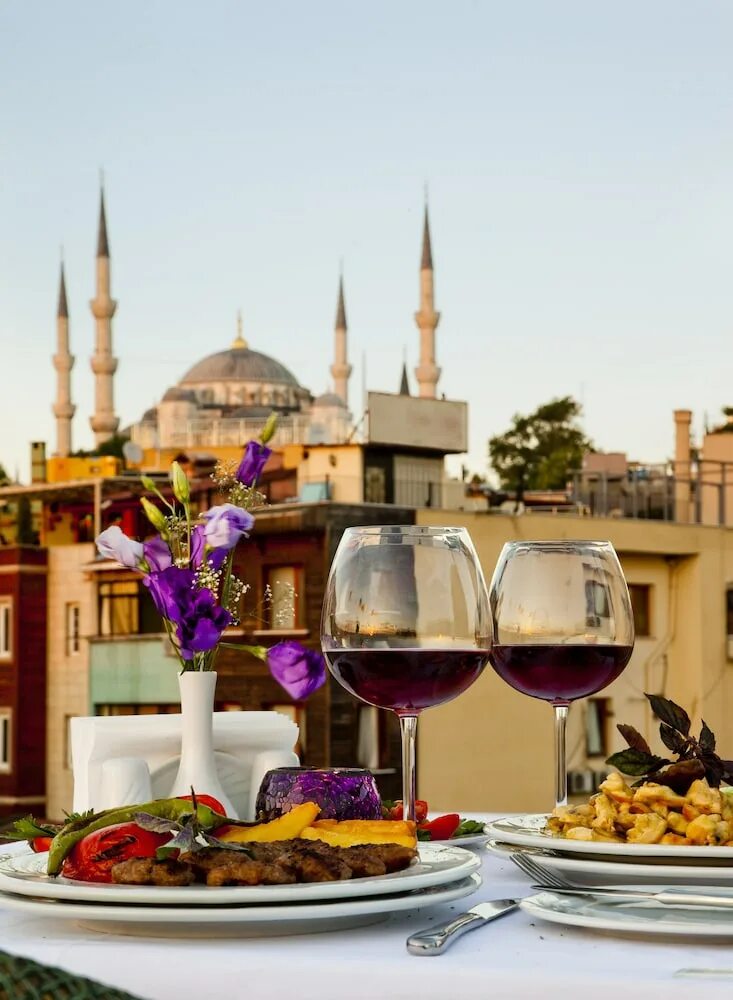 Рестораны стамбула с видом. Стамбул кафе. Рестораны на Султанахмет. Sultanahmet Restaurant Стамбул Фатих. Ресторан в Стамбуле с видом.