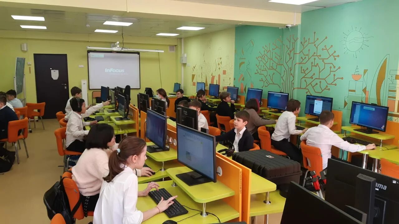 Школа 26 официально. Школа 26 Мирный Якутия. Компьютер на уроке. Уроки за компьютером. Школа 26 Мирный учителя.