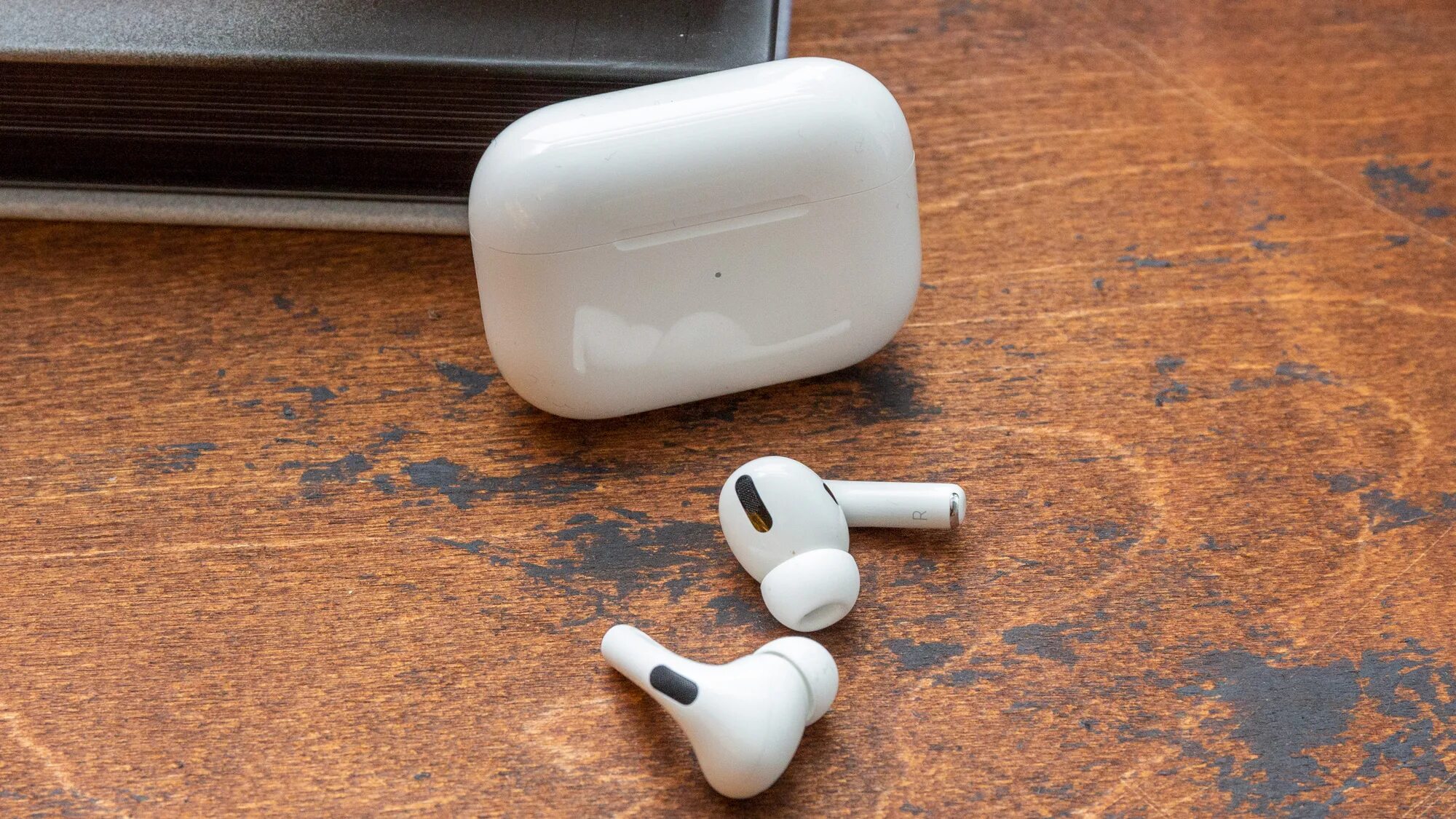 Аирподс 1. Аирподс 3 микрофон. Airpods один наушник тише другого что делать. Airpots pro 2. Перезагрузить airpods pro.