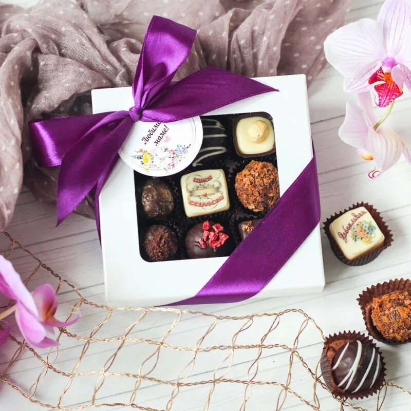 коробка конфет. красивая коробка конфет. еда вкусная коробка шоколада. дизайнерские конфеты. в коробке было 9 конфет с шоколадной.