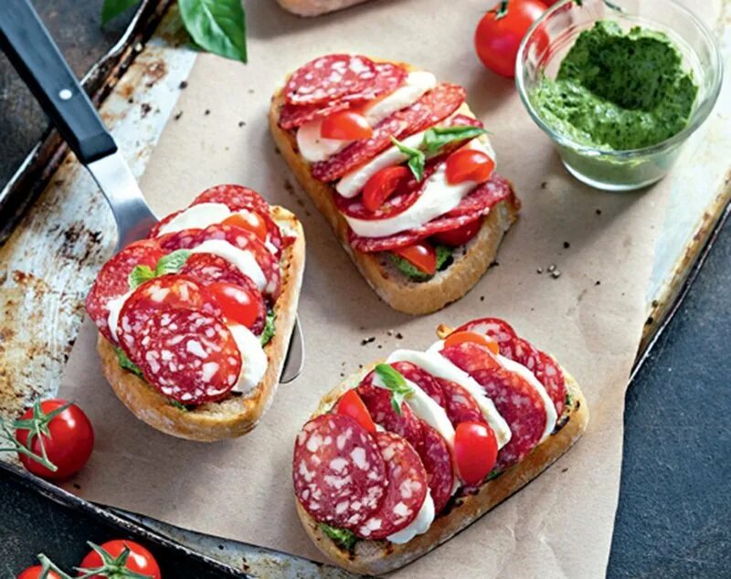 Открытые бутерброды красивые. Праздничные бутерброды и закуски. Бутерброды на крекере. Бутерброды с копченой колбасой. Бутерброд с ветчиной.