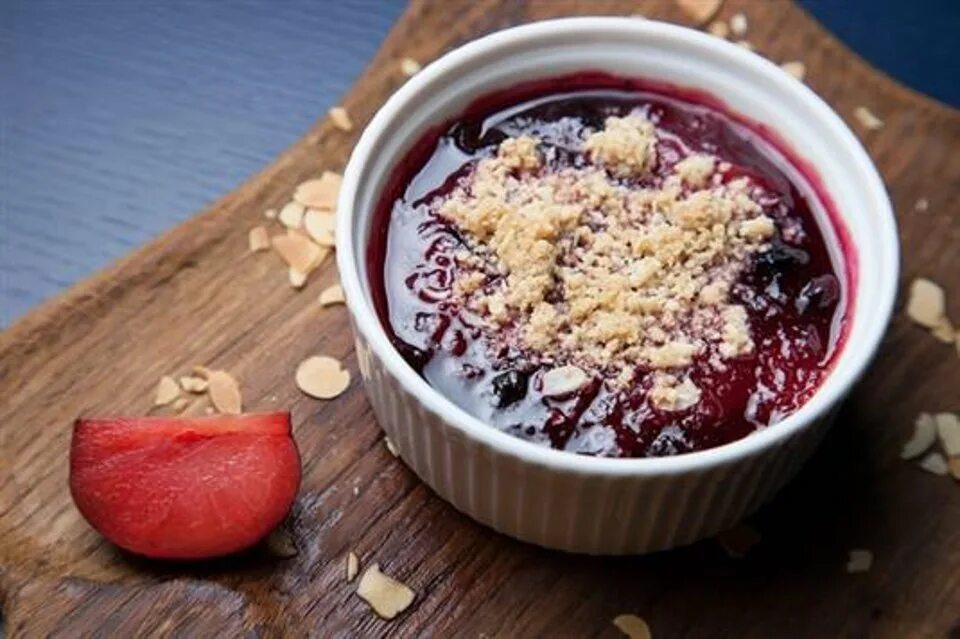 Рецепт сливового крамбла. Рецепт сливового крамбла. Рецепт сливового крамбла. Сливовый крамбл. Сливовый крамбл от джейми оливера.