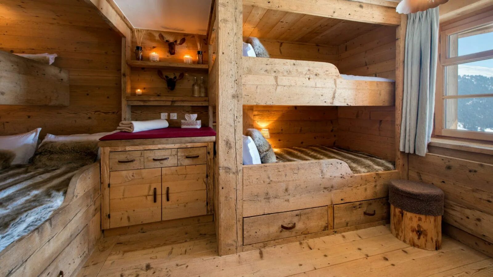 Дома 4 категории. Спальня в деревенском доме. Маленький деревянный домик. Кровать в деревенском доме. Маленький деревянный домик внутри.