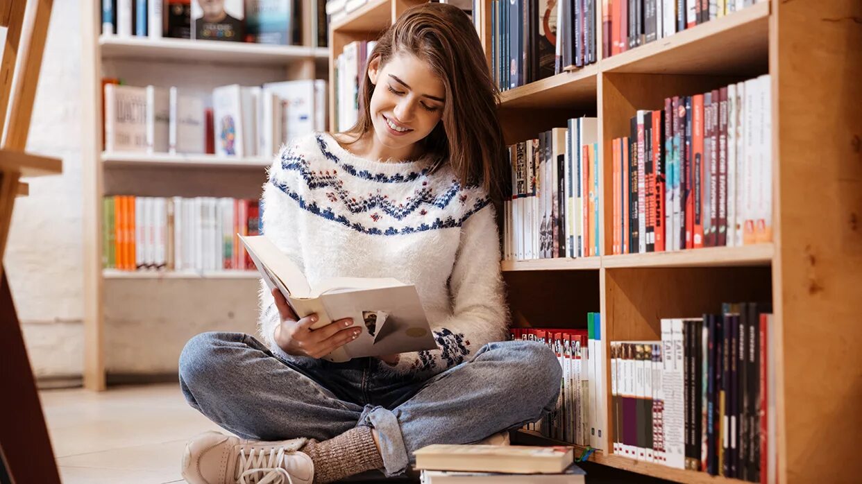 Книги которые стоит прочитать в 2025. Чтение на каждый день. эмоциональное чтение книги. ухоженные библиотеки. речевая мода.