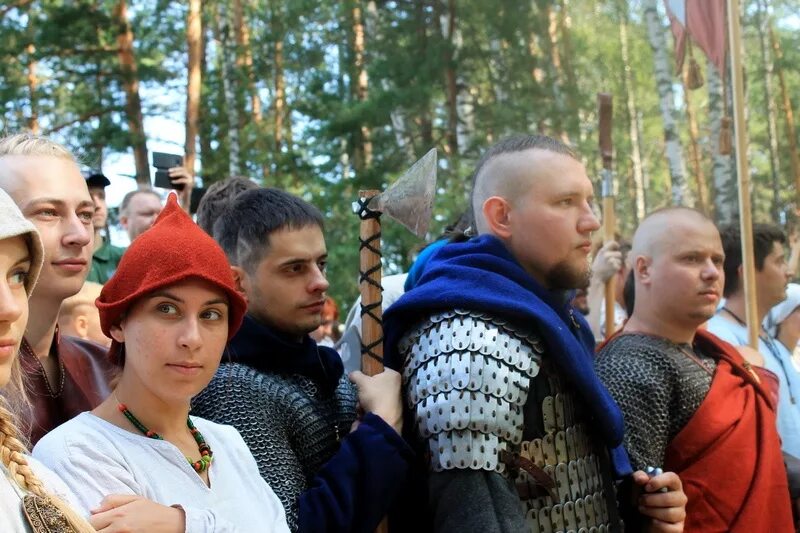 Музей гнездово смоленск. Заповедник гнездово. Гнездовские курганы музей заповедник. Гнёздово археологический комплекс. Сайт гнездова.