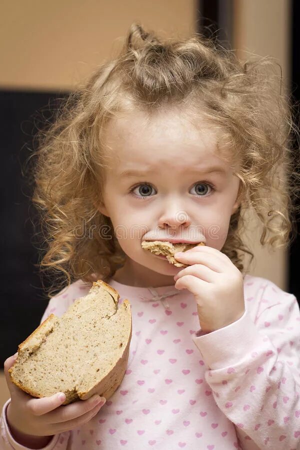 Девочка с батоном. Ребенок с куском хлеба. Девочка ест хлеб. Булки девушек. Девушка с хлебом.