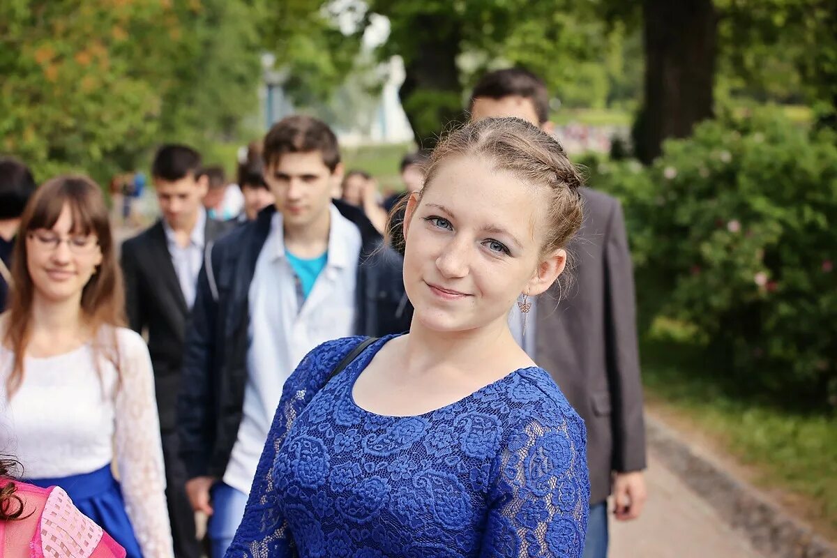 Сколько лет выпускникам 9 класса. Выпускной 9 класс. выпускница 9 класса. фотосессия на выпускной. фото выпускников 9 класса.