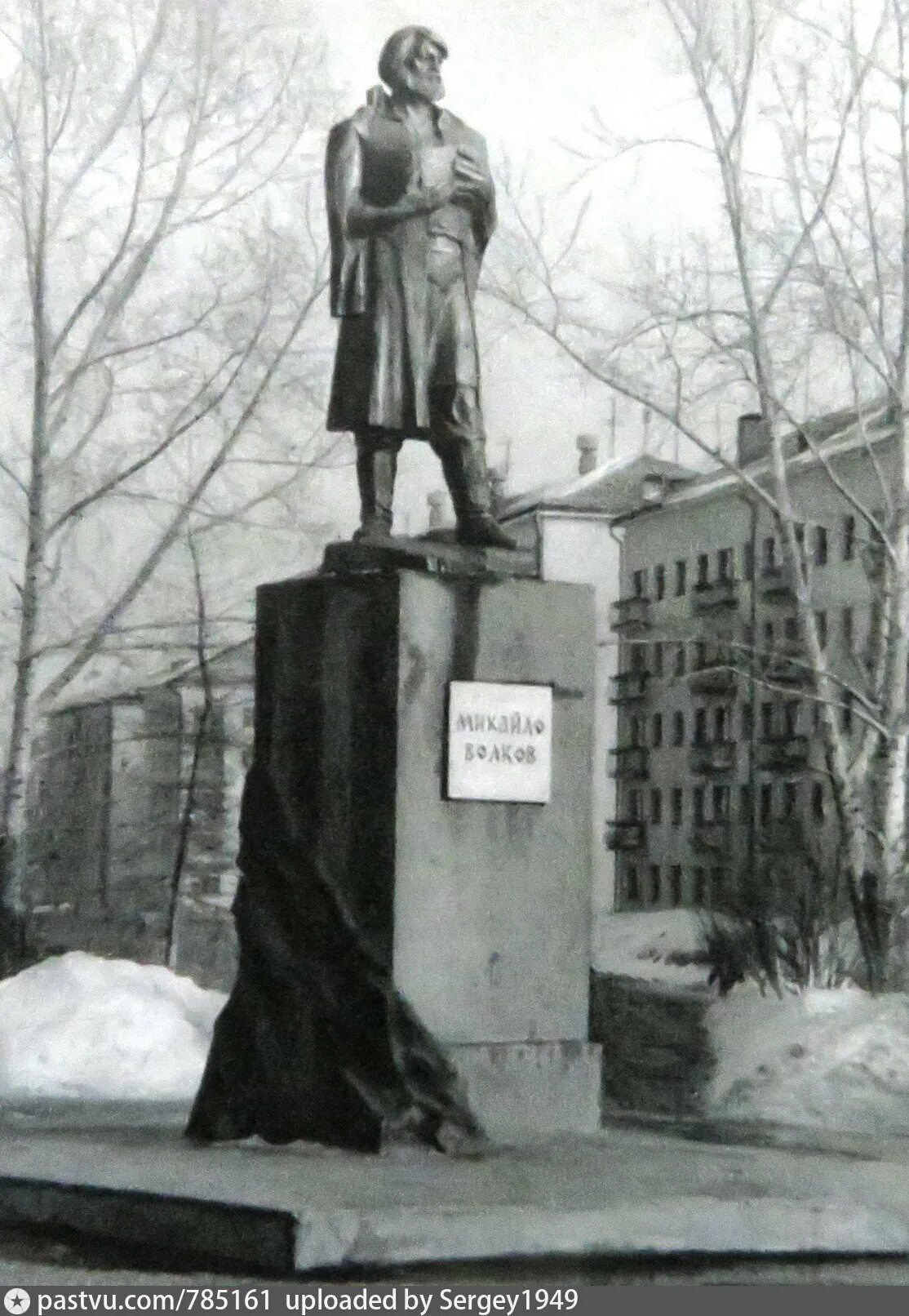 Михайле волкову. Михайло Волков памятник Кемерово. Памятник Михайле Волкову. Памятник Волкову в Кемерово. Памятник Михаилу Волкову в Кемерово.