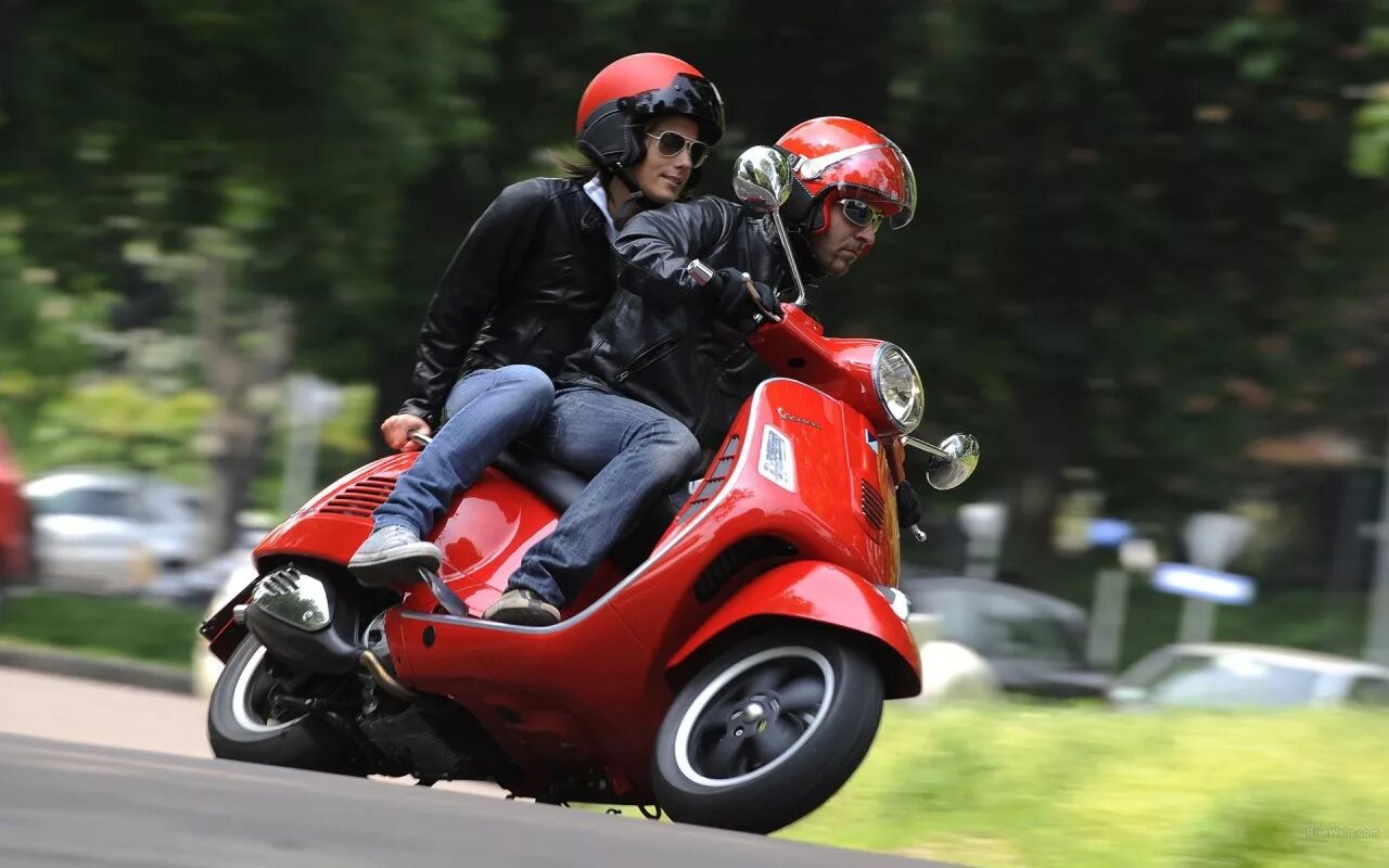 Езда на скутере. Vespa gts 125. человек на скутере. парень на мопеде. мотоцикл для подростка.