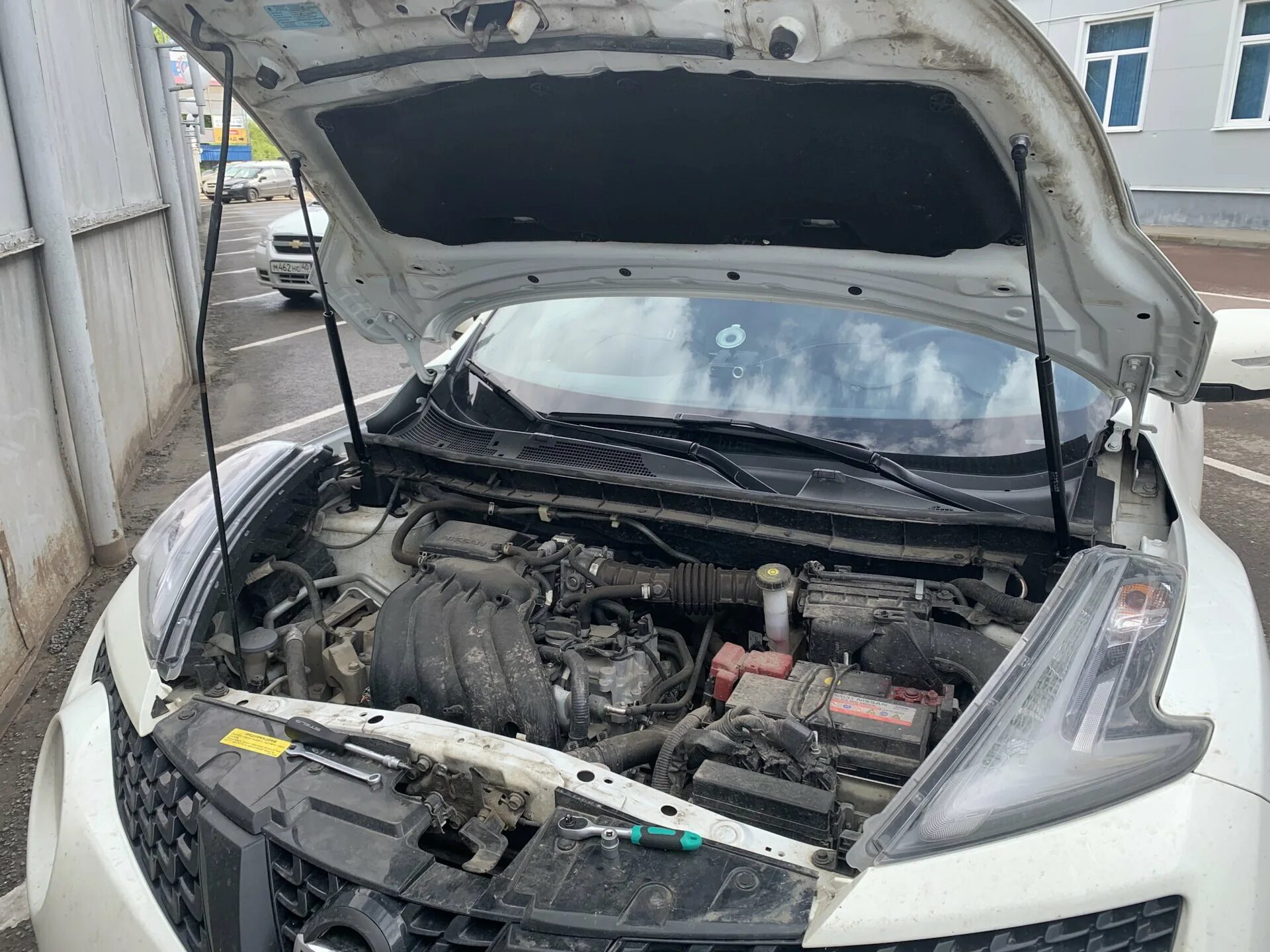 Ошибка открытый капот. Nissan juke под капотом. амортизатор капота переднего бампера nissan juke. открытый капот ниссан джук. nissan juke kapot.