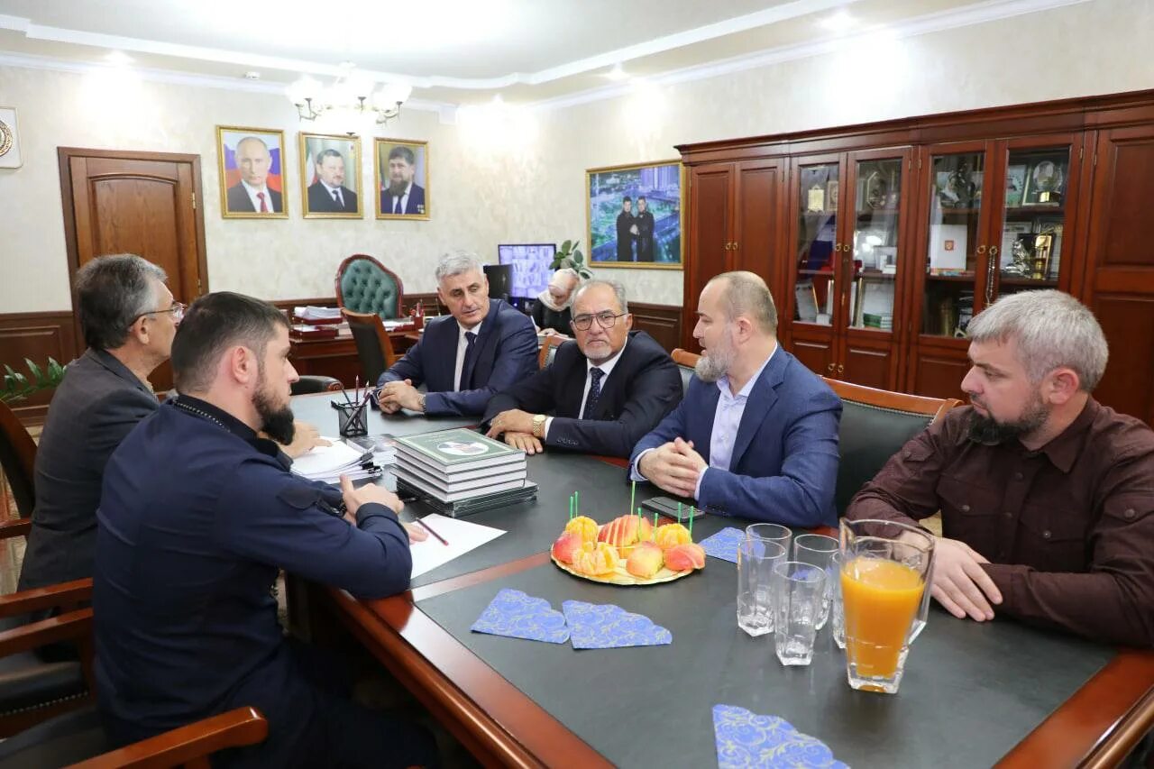 Президент отель москва адам делимханов. Чеченская диаспора в москве. Чеченская диаспора в москве. Глава чеченской диаспоры в москве. Чеченская община в москве.