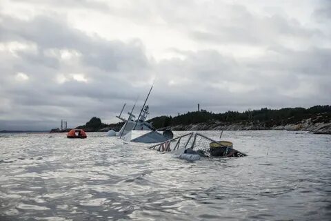 Море еще спало стальной у берега текст